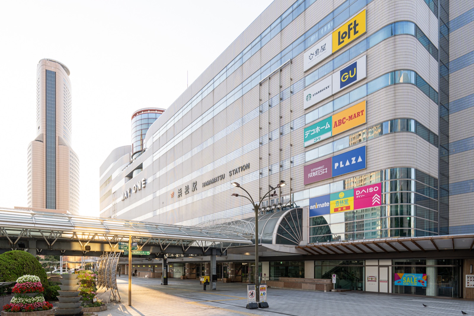 JR浜松駅の駅前。ここからモール街方面へ徒歩3分の場所にAnyがある